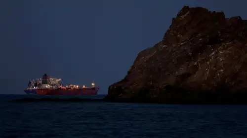 ناقلة نفط وسط مضيق هرمز