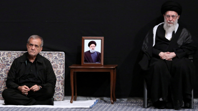 المرشد الأعلى آية الله علي خامنئي والرئيس الإيراني مسعود بزشكيان