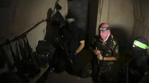 عناصر من حماس داخل أحد الأنفاق في غزة
