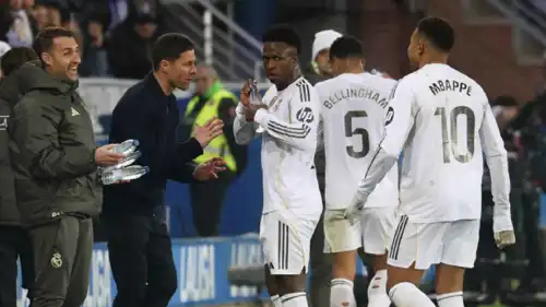 تشابي الونسو يتحدث مع فينيسيوس جونيور