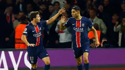 حكيمي يحتفل بهدفه في شباك آيندهوفن