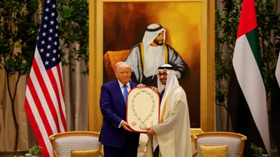 محمد بن زايد يقلّد ترامب وسام الشيخ زايد 