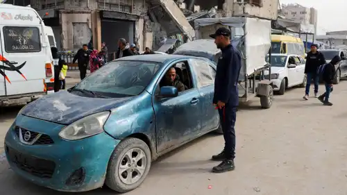 شرطي من حركة حماس ينظم حركة المرور في غزة