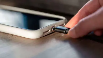 إيصال هاتف بالشاحن