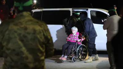 من صفقة تبادل الأسرى الأولى في غزة