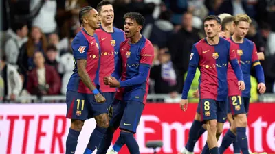 رافينيا مع لاعبي برشلونة