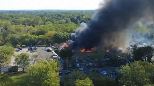 النيران تشتعل في مبنى الكنيسة