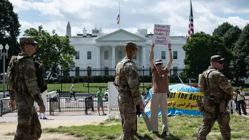 دورية للحرس الوطني أمام متظاهرين قرب البيت الأبيض