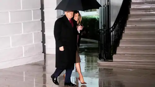 ترامب وميلانيا خلال مغادرة البيت الأبيض إلى فلوريدا