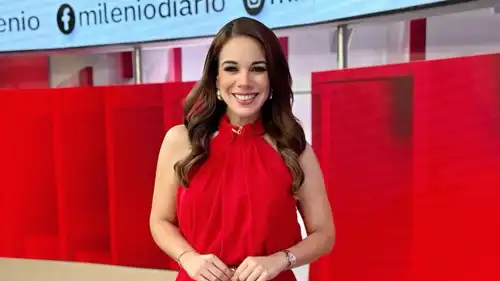 المذيعة المكسيكية ديبورا إستريلا