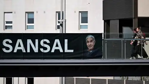 لافتة دعم للكاتب الفرنسي الجزائري المعتقل بوعلام صنصال