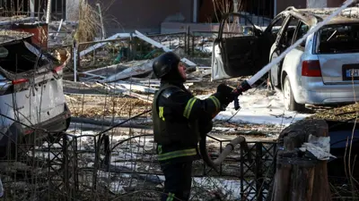 فرق الإطفاء تتدخل لإخماد نيران بعد قصف روسي على كييف