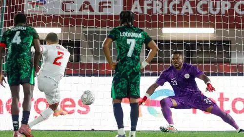 علي العبدي لحظة تسجيل هدف منتخب تونس الثاني أمام نيجيريا