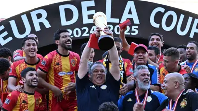 مدرب الترجي التونسي ماهر الكنزاري أثناء مراسم التتويج 