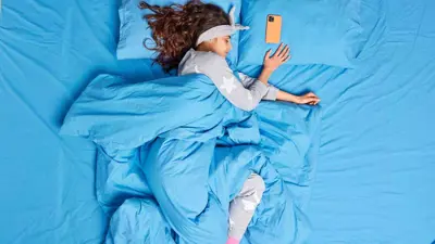 فتاة تنام نوما عميقا