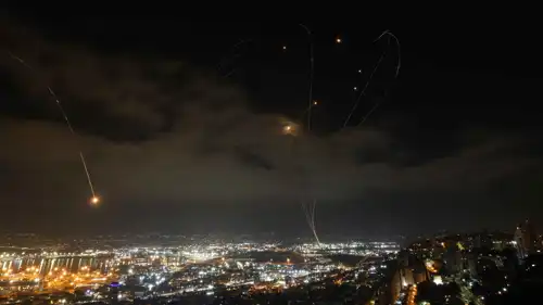 اعتراض صواريخ إيرانية فوق مدينة حيفا الإسرائيلية