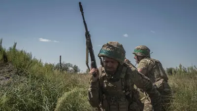 جنود أوكرانيين على أحد محاور القتال