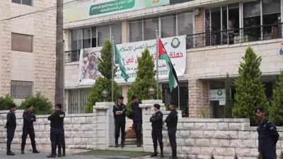 عناصر من الأمن الأردني أمام أحد مقرات الإخوان